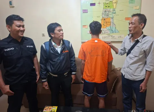 Kanit Reskrim Polsek Cinere, Iptu Firman didampingi Humas Polsek Cinere Aipda Yudho beserta Katim Opsnal berhasil menangkap pelaku pembobol pencuri Toko Plastik dalam Operasi Sikat Jaya 2025. (Sumber: Poskota/Angga Pahlevi)