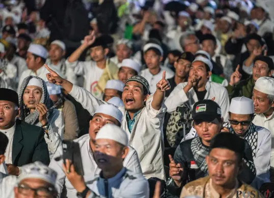 Peserta aksi reuni 212 bersholawat dan melaksanakan sholat isya berjamaah di Silang Monas, Selasa, 2 Desember 2025. (Sumber: Poskota/Bilal Nugraha Ginanjar)