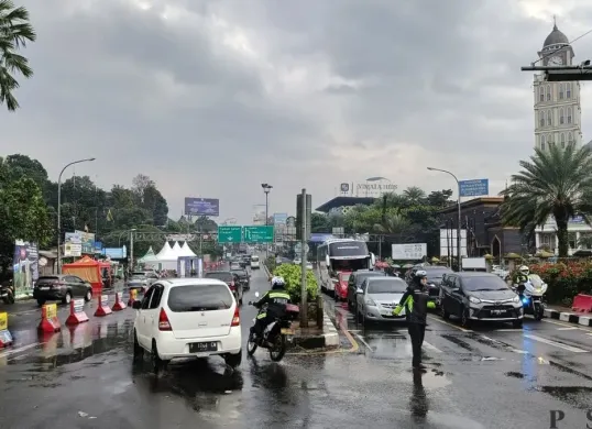 Polisi mengimbau hindari penggunaan joki jalur alternatif memasuki wilayah Puncak, Cibinong, Kabupaten Bogor. (Sumber: Poskota/Giffar Rivana)