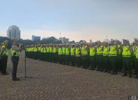 Direktorat Lalu Lintas Polda Metro Jaya menyiapkan skema pengamanan Reuni Akbar 212 di kawasan Monas, Gambir, Jakarta Pusat, Selasa, 2 Desember 2025. (Sumber: Poskota/Ali Mansur)