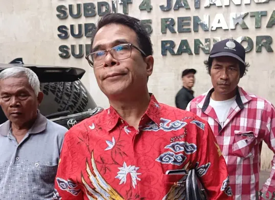 Kuasa hukum anak buruh tani asal Tangerang, Erdi Surbakti meminta penyidik mempercepat penanganan kasus dugaan pemalsuan SPH 1993 di Polda Metro Jaya, Jakarta Selatan, Selasa, 2 November 2025. (Sumber: Poskota/Ali Mansur)