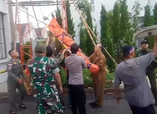 Petugas mengevakuasi korban tersambar petir di Tenjo, Kabupaten Bogor saat sedang memperbaiki gerbang perumahan, Senin 1 Desember 2025. (Sumber: Polsek Tenjo)