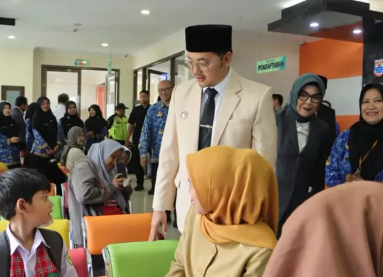 Wakil Wali Kota Cimahi, Adhitia Yudisthira meresmikan klinik persalinan 24 jam di Puskesmas Cipageran, Cimahi Utara, Senin, 1 Desember 2025. (Sumber: Dok. Diskominfo Kota Cimahi)