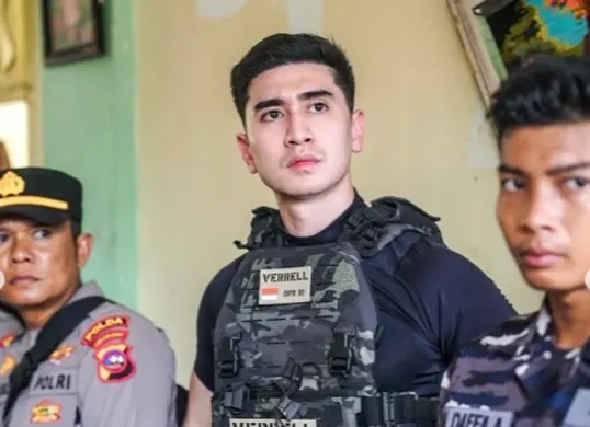 Verrel Bramasta ungkap alasannya menggunakan rompi taktis saat melihat korban banjir di Padang (Sumber: Instagram/@bramastavrl)