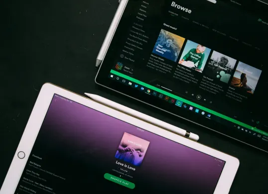 Ilustrasi Spotify Wrapped 2025 (Sumber: Unsplash/Heidi Fin)