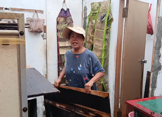 Nurzibah, korban bencana angin puting beliung di Kampung Serang, Desa Taman Sari, Kecamatan Setu, Kabupaten Bekasi. (Sumber: POSKOTA | Foto: Nurpini Aulia Rapika)