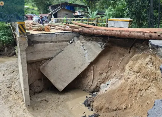 Potret jembatan di Kabupaten Agam, Sumatera Barat yang putus akibat diterjang banjir. (Sumber: BNPB)