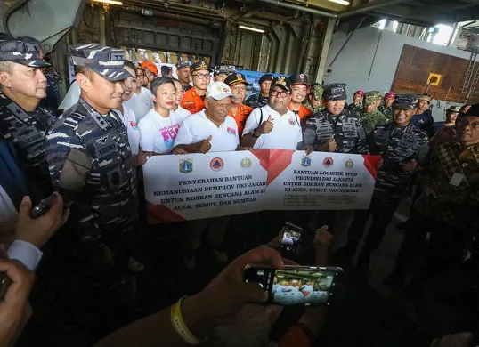 Jajaran DPRD DKI Jakarta mendampingi Pemerintah Provinsi DKI Jakarta saat pelepasan bantuan untuk korban bencana di Aceh, Sumatera Utara, dan Sumatera Barat, Minggu, 30 November 2025. (Sumber: Dok DDJP)