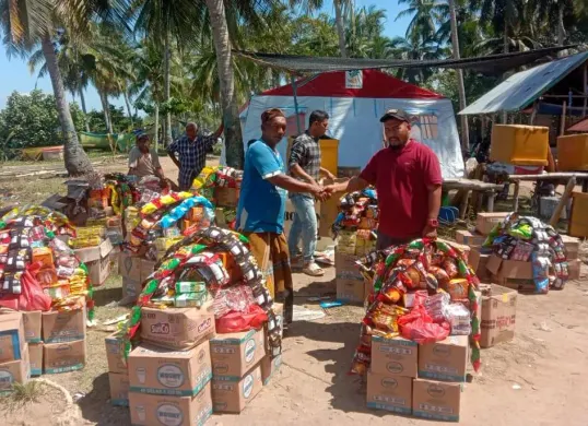 Penyaluran bantuan dari anggota DPRD DKI Jakarta, Lukmanul Hakim, kepada korban bencana hidrometeorologi Sumatera. (Sumber: Istimewa)