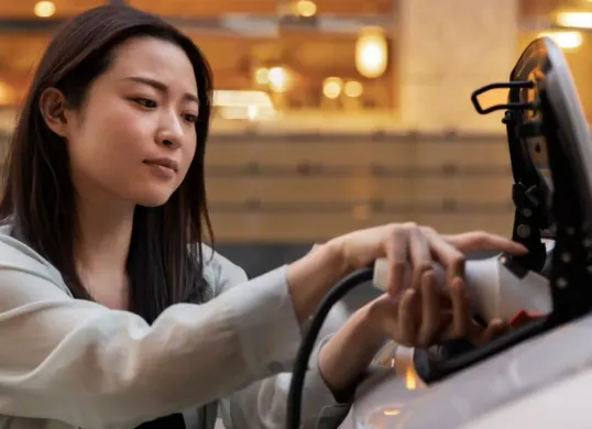 Ilustrasi pengisian daya baterai mobil listrik. (Sumber: Freepik)