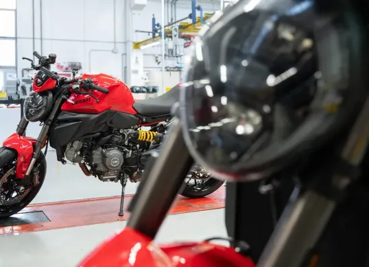 Ducati Monster V2 terbaru hadir dengan pembaruan desain dan teknologi. (Sumber: Ducati)