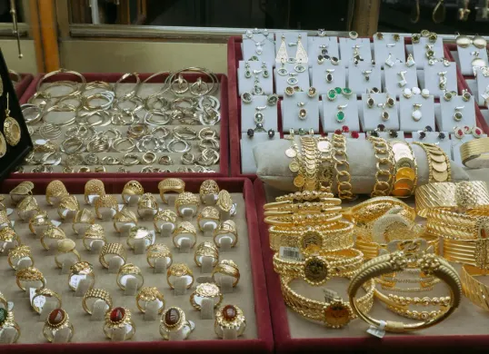 Harga emas perhiasan hari ini, Rabu, 3 Desember 2025 mengalami sedikit penurunan. (Sumber: Pexels/Meuruyert)