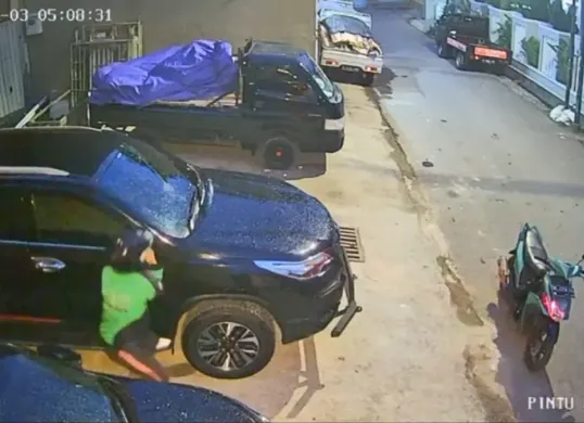 Maling spion mobil di Jalan Cendrawasih 7, Cengkareng, Jakarta Barat, Rabu, 3 Desember 2025. (Sumber: Istimewa)