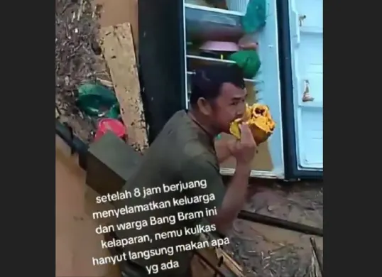 Petugas kelaparan buka kulkas hanyut di tengah banjir (Sumber: X/@sharpandshark)