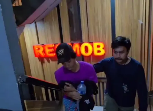 Terduga pelaku pencurian HP di wilayah Ciracas, Jakarta Timur, saat digelandang petugas polisi. (Sumber: Dok Humas Polda Metro Jaya)