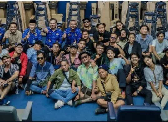 Musisi jalanan dapat alat musik baru dari Pemkot Bogor untuk menaikkan kelas para pencari nafkah dengan karya. (Sumber: Dok. Pemkot Bogor)