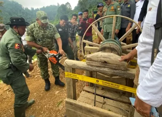 Tim Gakkum KLH dan Satgas PKH saat menutup tambang emas di Cibeber, Lebak. (Sumber: POSKOTA | Foto: Samsul Fatoni)