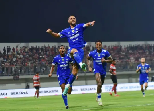 Potret pemain Persib Bandung saat merayakan kemenangan di lapangan. (Sumber: Persib)