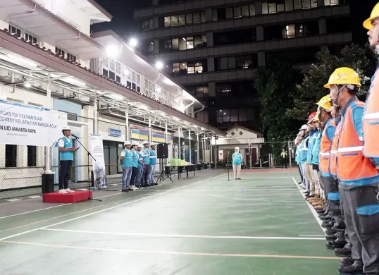 General Manager PLN UID Jakarta Raya, Moch. Andy Adchaminoerdin, melepas Petugas Pemulihan Kelistrikan untuk membantu recovery jaringan listrik pascabencana di Aceh. (Sumber: Dok. PLN UID Jakarta Raya)