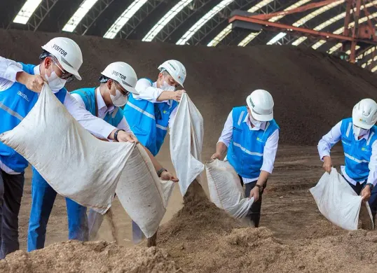 Manajemen PLN memastikan kualitas BBJP di PLTU Lontar, yang merupakan program inovasi energi dan solusi pengelolaan sampah ramah lingkungan. (Sumber: Dok. PLN UID Jakarta Raya)