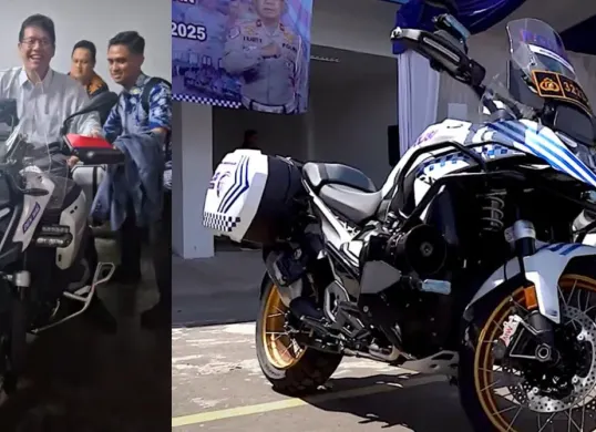 Menkeu Purbaya Yudhi Sadewa mencoba motor patroli pengawalan (Patwal), BMW R 1300 GS. (Sumber: Dok. Istimewa)