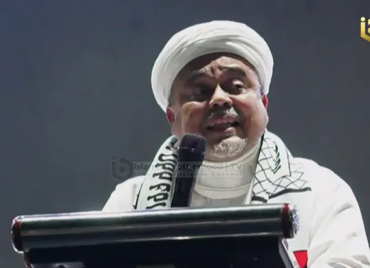 Mantan Petinggi Front Pembela Islam (FPI), Habib Rizieq Shihab saat memberikan sambutan pada acara Reuni 212 di lapangan Monumen Nasional (Monas), Gambir, Jakarta Pusat, Selasa, 2 Desember 2025 malam. (Sumber: YouTube Reuni 212)