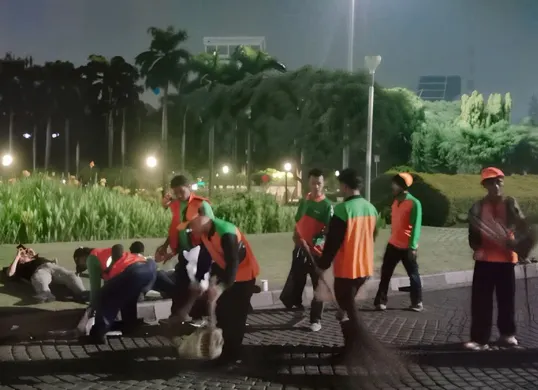 Petugas kebersihan DLH Jakarta saat melakukan pembersihan seusai kegiatan Reuni Akbar 212 di Monas, Gambir, Jakarta Pusat, Rabu, 3 Desember 2025. (Sumber: Dok. DLH Jakpus)