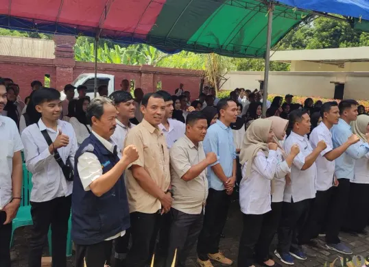 Ratusan relawan SPPG di Kecamatan Cisata, Kabupaten Pandeglang, mengikuti pelatihan keamanan pangan, Rabu, 3 Desember 2025. (Sumber: Poskota/Samsul Fatoni)