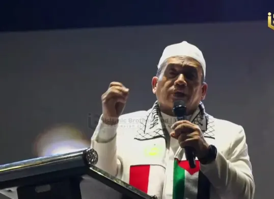 Wakil Menteri Agama (Wamenag) Romo Muhammad Syafi'i menghadiri Reuni Akbar 212 yang digelar di kawasan Monumen Nasional (Monas), Jakarta Pusat, Selasa, 2 Desember 2025 malam. (Sumber: YouTube 212)