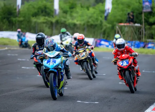 Putaran pamungkas Yamaha Cup Race 2025 di Bukit Peusar Tasikmalaya menghadirkan adu cepat penuh adrenalin, ribuan pengunjung. (Sumber: Istimewa)