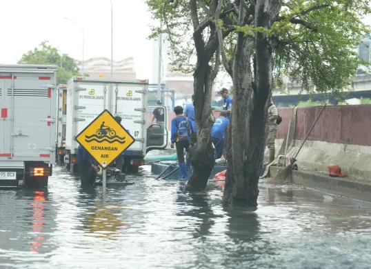 Suku Dinas SDA Jakarta Utara saat menanggulangi Rob. (Sumber: Kominfotik Pemprov Jakarta)