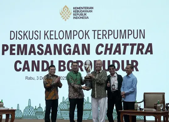 Dirjen Bimas Buddha, Supriyadi (kanan) saat menghadiri Diskusi Kelompok Terpumpun Pemasangan Chattra Candi Borobudur, Rabu, 3 Desember 2025. (Sumber: Istimewa)