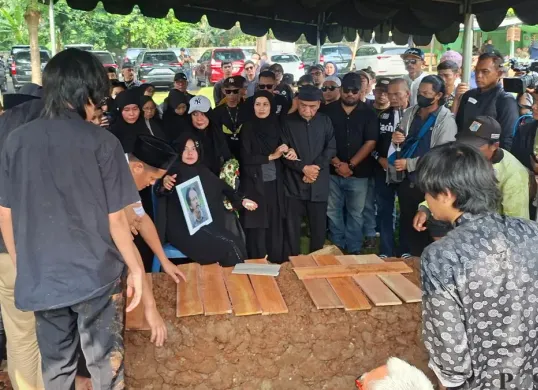 Prosesi pemakaman jenazah aktor senior Epy Kusnandar di TPU Jeruk Purut, Cilandak Timur, Pasar Minggu, Jakarta Selatan, Kamis, 4 Desember 2025. (Sumber: Poskota/Angga Pahlevi)