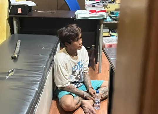 Tampang seniman tato berinisial A, 37 tahun, yang ditangkap karena menjambret HP pengendara motor di lampu merah Tambora, Jakarta Barat. (Sumber: Istimewa)