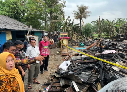 Lurah Cakung Timur, Tribudi saat saat meninjau langsung lokasi kebakaran pada Kamis, 4 Desember 2025. (Sumber: Poskota/M. Tegar Jihad)