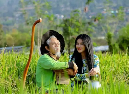 Kenal lebih dalam sosok Karina Ranau, istri almarhum Epy Kusnandar. Dari karier sebagai model, pernikahan beda usia 20 tahun dan profil lengkapnya. (Sumber: Instagram/@karinaranau9)