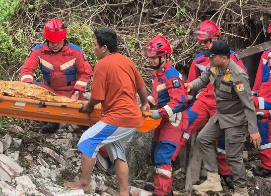 Petugas mengevakuasi seorang nenek yang sedang sakit saat terjadi bangunan runtuh di Jalan Kopi, Roa Malaka, Tambora, Jakarta Barat, Kamis, 4 Desember 2025. (Sumber: Istimewa)