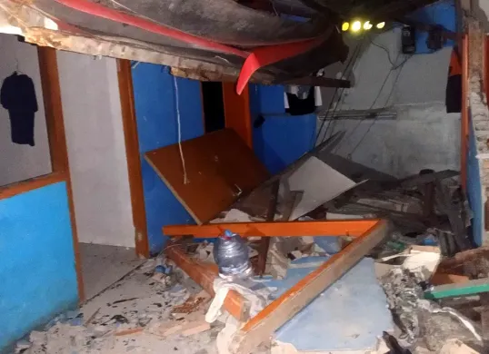 Kondisi rumah kontrakan yang rusak akibat tabung gas 3 kg meledak di Kampung Pagaulan RT 10 RW 02, Desa Sukaresmi, Kecamatan Cikarang Selatan, Kabupaten Bekasi, Rabu, 3 Desember 2025. (Sumber: Istimewa)