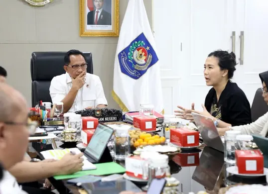 Mendagri, Tito Karnavian menerima kunjungan Wamen PPPA, Veronica Tan (kedua dari kanan) di Rumah Dinas Mendagri, Jakarta, Rabu, 3 Desember 2025. (Sumber: Puspen Kemendagri)