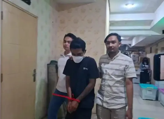 Petugas PPA Polres Metro Depok mengamankan pelaku penganiayaan balita di Tajurhalang, Bogor. (Sumber: Dok Humas Polres Metro Depok)