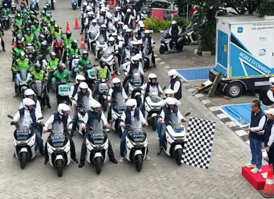 Pelepasan peserta konvoi motor listrik EV Rides With Media PLN UID Jakarta Raya di halaman Kantor PLN UID Jakarta Raya, Gambir. Dok. (Sumber: Dok. PLN UID Jakarta Raya)