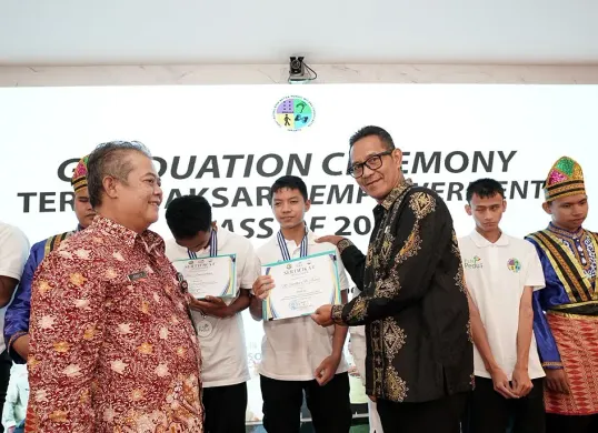 General Manager PLN UID Jakarta Raya, Moch. Andy Adchaminoerdin, memberikan sertifikat kelulusan kepada peserta pelatihan braille untuk disabilitas netra. (Sumber: Dok. PLN UID Jakarta Raya)