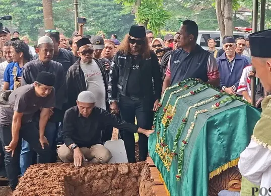 Sejumlah rekan sesama artis hadir dalam pemakaman pentolan Preman Pensiun, Epy Kusnandar di TPU Jeruk Purut, Cilandak Timur, Pasar Minggu, Jakarta Selatan, Kamis, 4 Desember 2025. (Sumber: Poskota/Angga Pahlevi)