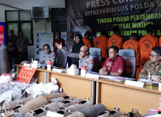 Kapolda Banten, Irjen Hengki (kedua dari kiri) saat menyampaikan keterangan pers terkait kasus tambang ilegal, Kamis, 4 Desember 2025. (Sumber: Dok. Humas Polda Banten)