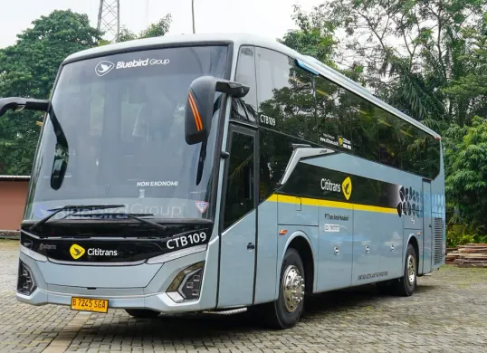 Hino menyerahkan 10 unit bus RM 280 ABS kepada Cititrans melalui Arista Jaya Niaga. (Sumber: Hino)