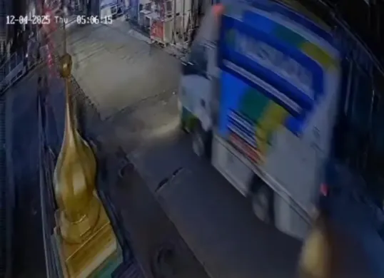 Tangkapan layar CCTV saat mobil Maskara milik Pemprov Jabar digongol terduga maling di Citeureup, Kabupaten Bogor. (Sumber: Istimewa)