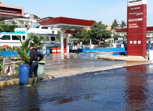 Banjir rob di Marina, Ancol, Jakarta Utara. (Sumber: Dok. Kominfotik Ancol)