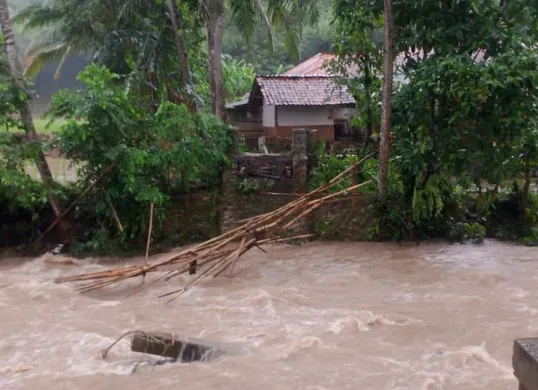 Jembatan penghubung Kabupaten Bogor dan Kabupaten Tangerang ambruk karena air sungai yang naik. (Sumber: Dok. BPBD Bogor)