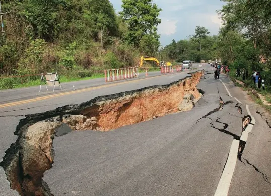 Ilustrasi patahan jalan raya yang diakibatkan gempa bumi (Sumber: Pinterest/@Anton)