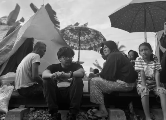 Ferry Irwandi mengunjungi pengungsi banjir bandang di Langkat, Sumatra Utara. (Sumber: Instagram @irwandiferry)